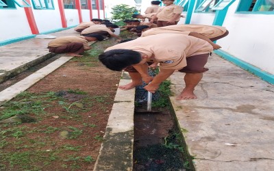 Salah Satu Pendidikan Karakter SMK Negeri 4 Metro Melalui Kegiatan Jumat Bersih.