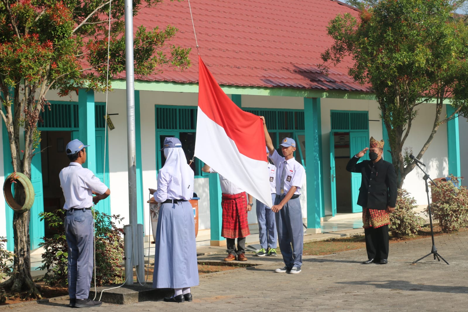 Peringati Hardiknas SMKN 4 Metro Gelar Upacara Bendera Dengan